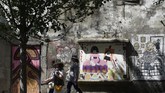 Festival mural itu bukan hanya sekadar ekspresi seni, namun juga sebagai penghias kota dan mampu jadi 'penyambung nyawa' kawasan tersebut. (AFP PHOTO / MIGUEL RIOPA)