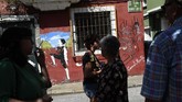 Bukan cuma dari beragam karya maestro dunia,sejumlah mural juga menunjukkan ekspresi atau fenomena di era kontemporer. (AFP PHOTO / MIGUEL RIOPA)