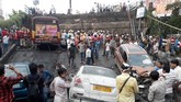 Akibatnya 24 orang terluka dan satu orang tewas akibat tertimpa reruntuhan jembatan. Selain itu 10 kendaraan terkubur dalam puing. (REUTERS/Rupak De Chowdhuri)