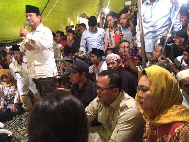 Prabowo Datangi Korban Gempa Lombok