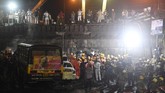 Jembatan ini membentang melintasi rel kereta api Alipur di kawasan yang paling tua di kota Kalkuta, India. (AFP PHOTO / Dibyangshu SARKAR)