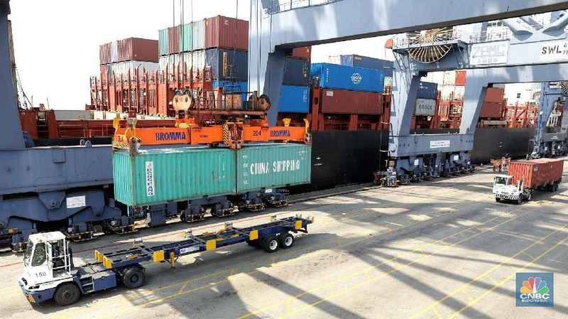 Indonesia mengenjot produksi dalam negeri untuk ekspor dan membatasi kegiatan barang impor guna memperkuat nilai rupiah agar cadangan devisa naik.