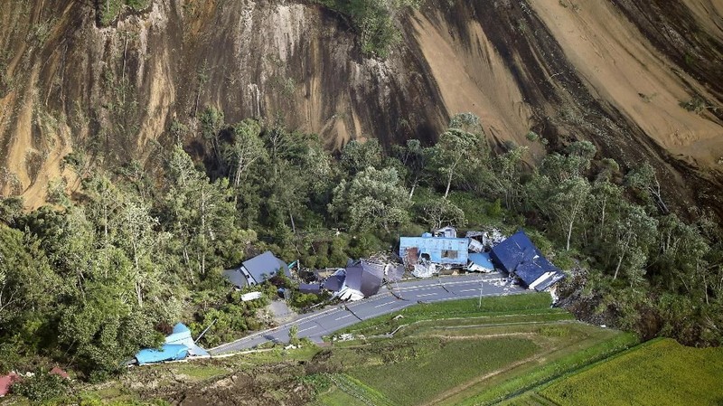 Gempa berkekuatan 6,7 SR tersebut menewaskan satu orang, 32 orang hilang dan 120 orang luka-luka.
