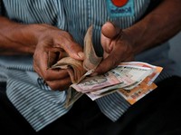 Rupee India Kembali Jatuh ke Rekor Terendah
