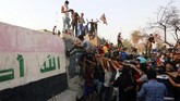 Pada Juli, pemerintah Irak mengumumkan rencana bantuan darurat bernilai miliaran dolar untuk Basra dalam upaya membangun kembali infrastruktur dan layanan masyarakat seperti pasokan air bersih. (REUTERS/Alaa al-Marjani)
