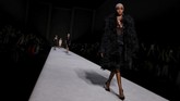 Dia juga memasangkan jaket dengan motif jacquard yang heboh dan jaket berbulu. Ini mengganbarkan sisi liar Tom Ford yang juga dianggap sebagai sebuah sisi normal New York. (REUTERS/Brendan McDermid)