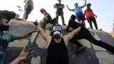 Unjuk rasa yang memprotes layanan air bersih di kota Basra ini terjadi ketika Irak sedang dalam ketidakpastian politik. (REUTERS/Alaa al-Marjani)