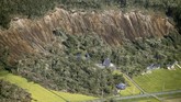 Gempa juga mengakibatkan tanah longsor dan menghancurkan beberapa rumah. (Kyodo/via REUTERS)