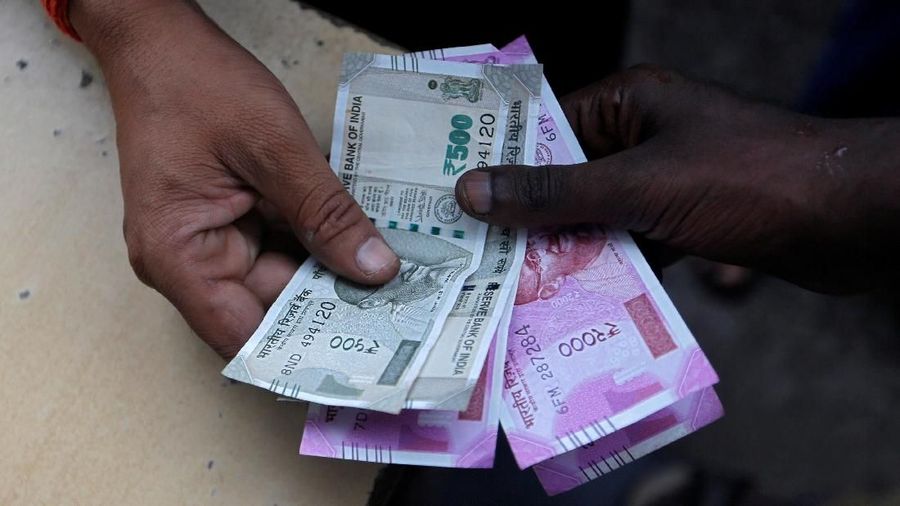 Mata uang rupiah siap mengungguli mata uang India yakni rupee.
