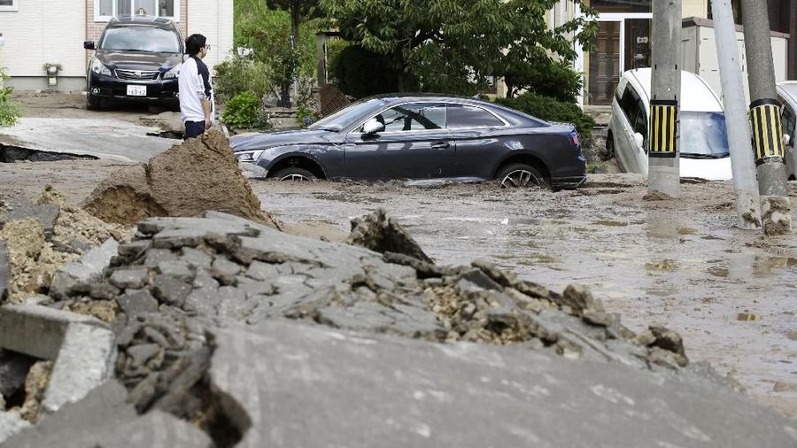 Gempa berkekuatan 6,7 SR tersebut menewaskan satu orang, 32 orang hilang dan 120 orang luka-luka.