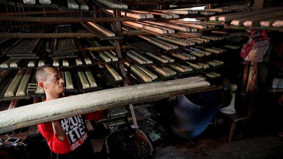Melemahnya nilai tukar rupiah terhadap dolar Amerika berimbas mahalnya bahan baku yaitu kedelai.