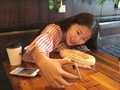 VIDEO: Kafe Reptil, Sensasi Makan Ditemani Reptil di Kamboja