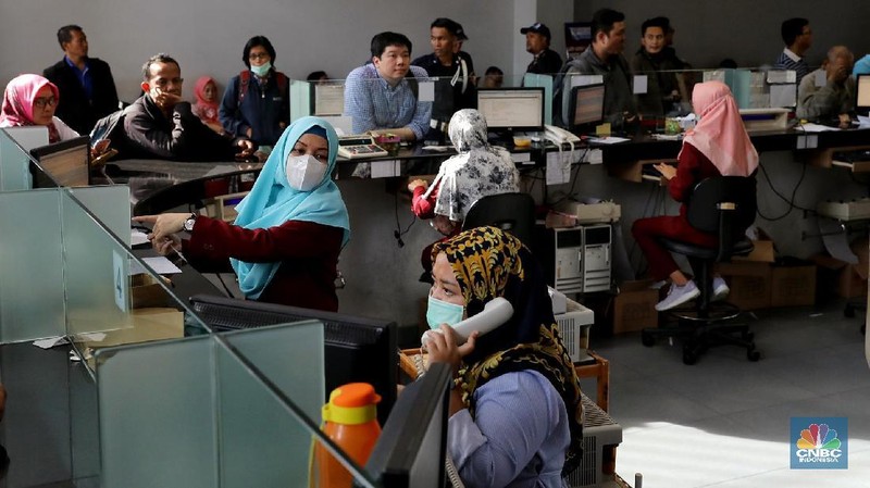 Melemahnya nilai tukar rupiah terhadap dolar Amerika Serikat yang menembus Rp 14.905 pada pukul 15.00 wib