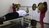 Faris al-Ajeeli bahkan sudah mendapatkan medali emas pada kejuaraan dunia 2017 untuk nomor 107kg. (AFP PHOTO / Zaid AL-OBEIDI)