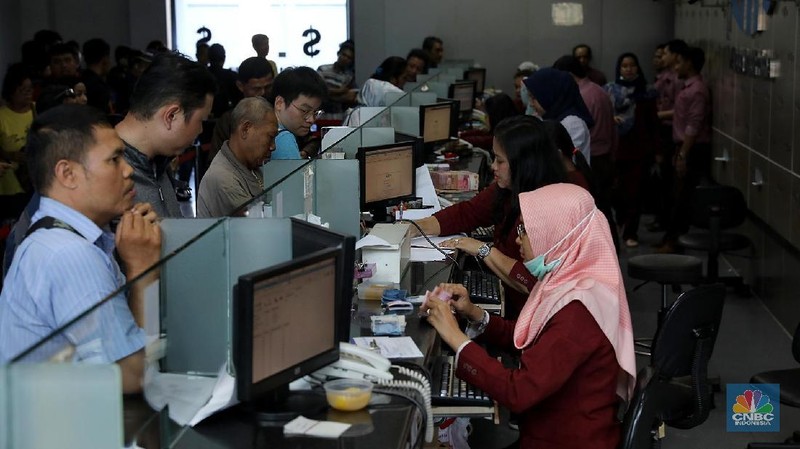 Melemahnya nilai tukar rupiah terhadap dolar Amerika Serikat yang menembus Rp 14.905 pada pukul 15.00 wib