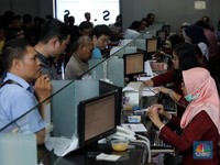 Rupiah Bergejolak, Warga Ramai Jual Beli Dolar