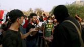 Para pengunjuk rasa ini meragukan janji dari pemerintah yang akan berakhir kekuasaannya itu, sementara perundingan pembentukan pemerintah baru masih alot. (REUTERS/Essam al-Sudani)