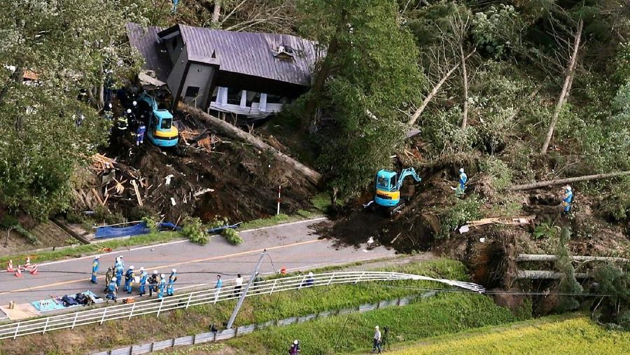 Gempa berkekuatan 6,7 SR tersebut menewaskan satu orang, 32 orang hilang dan 120 orang luka-luka.