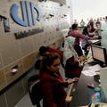 Aji Mumpung! Rupiah Jatuh, Orang RI Ramai-ramai Jual Dolar AS