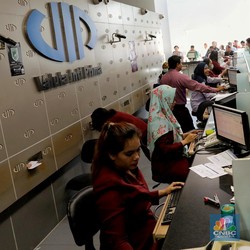 Aji Mumpung! Rupiah Jatuh, Orang RI Ramai-ramai Jual Dolar AS