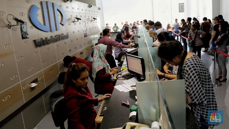 Melemahnya nilai tukar rupiah terhadap dolar Amerika Serikat yang menembus Rp 14.905 pada pukul 15.00 wib