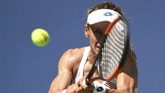 Lesia Tsurenko seolah tak punya cara untuk keluar dari tekanan Naomi Osaka di laga tersebut. (Danielle Parhizkaran-USA TODAY SPORTS)