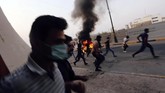 Aksi militer ini tidak berhasil membubarkan pengunjuk rasa dan mereka membalas dengan melempar batu dan petasan ke arah petugas keamanan Irak. REUTERS/Alaa al-Marjani