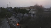 Pasukan tambahan telah dikerahkan untuk membubarkan unjuk rasa. (REUTERS/Alaa al-Marjani)