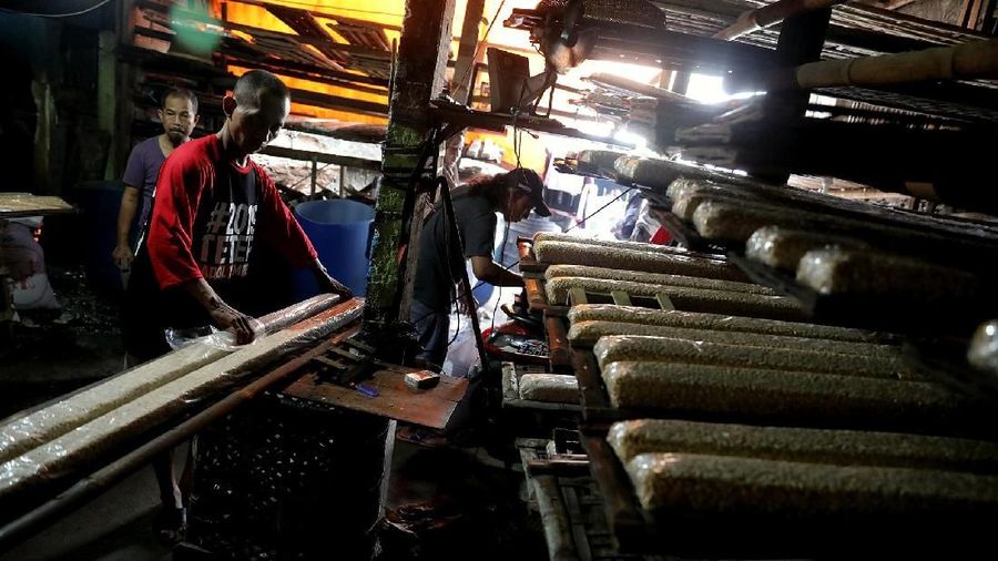Melemahnya nilai tukar rupiah terhadap dolar Amerika berimbas mahalnya bahan baku yaitu kedelai.