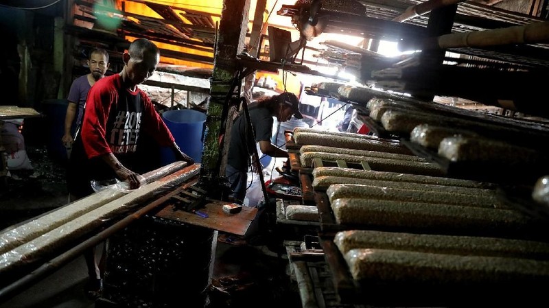 Melemahnya nilai tukar rupiah terhadap dolar Amerika berimbas mahalnya bahan baku yaitu kedelai.