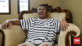 Usai Operasi Tumor, Benny Dolo Tetap Tonton Sepak Bola