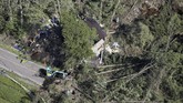 Setidaknya dilaporkan terjadi empat tanah longsor setelah gempa terjadi dan enam rumah roboh. (Kyodo/via REUTERS)