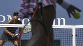 Naomi Osaka akhirnya berhasil menyudahi laga dengan kemenangan telak 6-1, 6-1 atas Lesia Tsurenko. (AFP PHOTO / KENA BETANCUR)