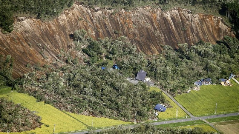 Gempa berkekuatan 6,7 SR tersebut menewaskan satu orang, 32 orang hilang dan 120 orang luka-luka.