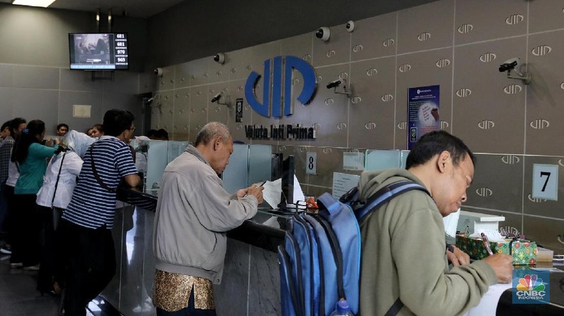 Melemahnya nilai tukar rupiah terhadap dolar Amerika Serikat yang menembus Rp 14.905 pada pukul 15.00 wib