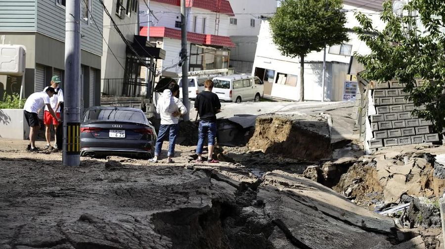 Gempa berkekuatan 6,7 SR tersebut menewaskan satu orang, 32 orang hilang dan 120 orang luka-luka.