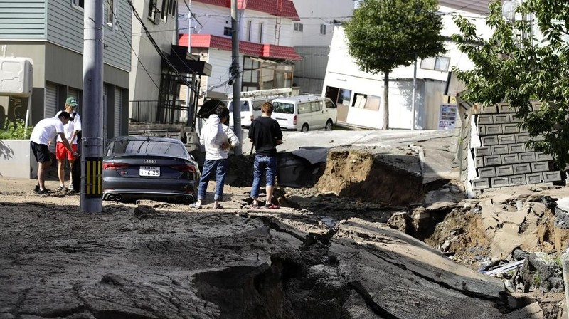 Gempa berkekuatan 6,7 SR tersebut menewaskan satu orang, 32 orang hilang dan 120 orang luka-luka.