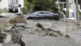 Gempa utama masih diikuti oleh gempa susulan 5,3 SR beberapa saat kemudian. Sepanjang malam, gempa susulan yang lebih kecil juga terus terjadi. (Kyodo/via REUTERS)