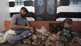 Namun, para warga Idlib sudah putus harapan. Para warga tahu, jika mereka keluar dari rumah ketika bentrokan berlangsung, nyawa siapa pun bisa melayang. Idlib adalah rumah terakhir mereka. (Reuters/Khalil Ashawi)
