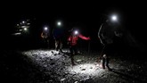 Para peserta lomba Ultra-Trail du Mont-Blanc (UTMB) ke-16 sedang mendaki di La Balme dekat Chamonix, Perancis. (REUTERS/Denis Balibouse)