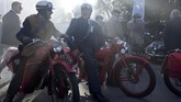 Para pecinta otomotif datang ke acara festival mobil balap klasik, Goodwood Revival, yang digelar tiga hari di Goodwood, selatan Inggris, mulai 7 September 2018. (REUTERS/Toby Melville)