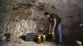 Ketika pertempuran antara pasukan pemerintah dan pemberontak memanas pada awal pekan ini, keluarga di Idlib pun dengan cekatan mempersiapkan bungker mereka, mengisinya dengan pasokan makanan dan pakaian yang cukup. (Reuters/Khalil Ashawi)