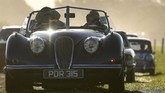 Selain soal balapan, Goodwood Revival juga menunjukan kebudayaan klasik Inggris dalam periode tertentu melalui mobil, motor, dan busana para pengunjung. (REUTERS/Toby Melville)