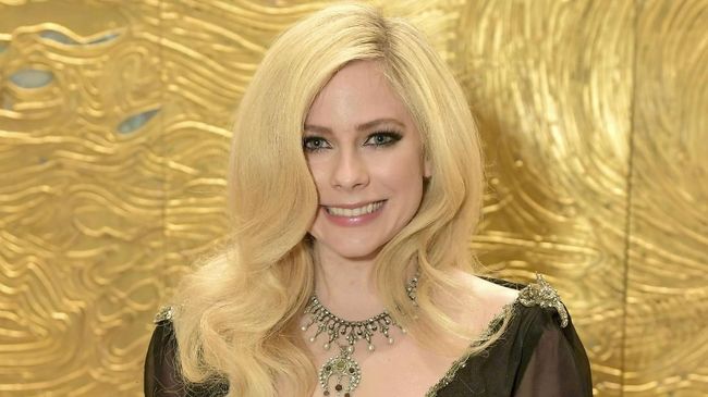 Kebingungan Avril Lavigne dalam 'Tell Me It's Over'