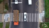 Dua orang menunggu di zebra cross sementara kendaraan melintas di jalan R257