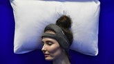 Seorang pemandu memperagakan sistem SmartSleep saat digelarnya ajang pameran teknologi IFA di Berlin. Pameran ini adalah yang terbesar di Eropa dan menarik perhatian banyak pengunjung, meski tidak sebesar CES di Amerika Serikat. (AFP PHOTO / Tobias SCHWARZ)