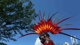 Seorang pria mengenakan kostum dalam acara hari Karnaval Indian Barat-Amerika di Brooklyn, New York, Amerika Serikat. (REUTERS/Gabriela Bhaskar)