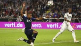 Namun hingga laga usai, kedua tim sama-sama tidak mampu mencetak gol. Skor 0-0 membuat kedua tim pulang dengan satu poin di tangan. (REUTERS/Michael Dalder)