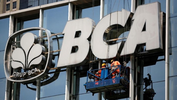 Workers are seen near the logo of Bank Central Asia, or BCA, in Sudirman Business District in Jakarta, Indonesia, September 7, 2018. REUTERS/Willy Kurniawan