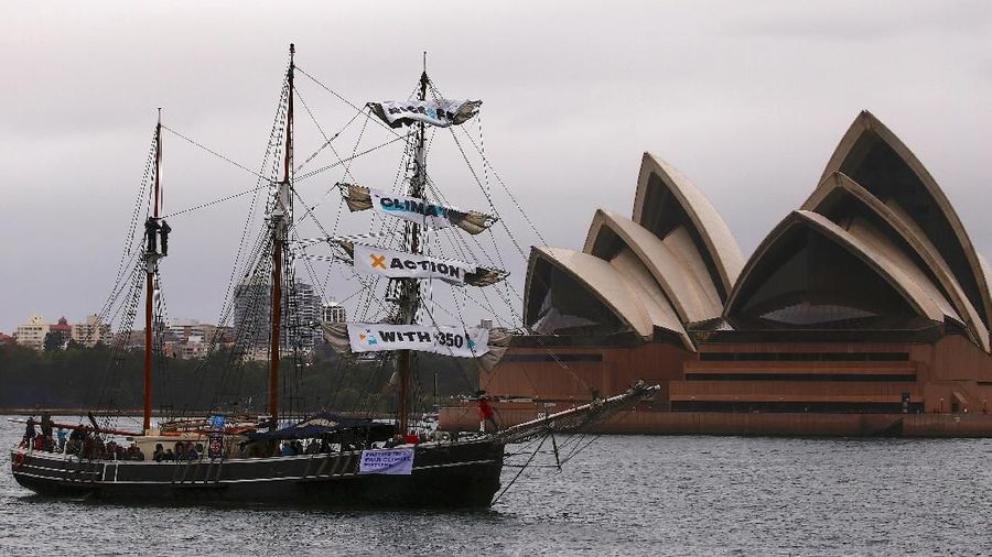 Ariningsun Cinantya, 35 tahun, tak dapat menyembunyikan rasa kecewanya setelah gagal ikut serta dalam pemilu luar negeri di Sydney, Australia, Sabtu